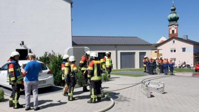 Bild: gz
Kurze Besprechung mit dem AWO-Chef Fritz Möstl und Gruppenführer Markus Lehner, während Kommandant Georg Rauch (Bildmitte) den Einsatz koordiniert.