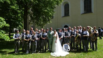 Bild: Lena Wiesnet
Die Musiker der Werkvolkkapelle Schlicht gratulierten, neben den beiden Vorständen Anja Bauer und Sabine Kredler, dem Brautpaar Nathalie und Philipp Kogelbauer auch musikalisch zur Hochzeit.
