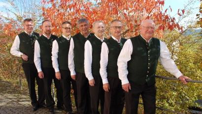 Bild: Archiv Dieterskirchner Sänger
Die Dieterskirchner Sänger in der jahrelangen Besetzung mit (von rechts) Manfred Schwander, Richard Brunner, Georg Haider (verstorben), Sepp Heigl, Andreas Bauriedl, Martin Greber und Leiter Erwin Wutz (verstorben).