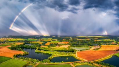 Bild: Tobi Frauendorfer
Kiesweiher bei Schwarzenfeld im Landkreis Schwandorf – mit diesem Bild hat es der Fotograf Tobias Frauendorfer ins Finale des Fotowettbewerb #meineoberpfalz geschafft. Ab sofort läuft das Öffentlichkeitsvoting über die letzten beiden Kalenderblätter.