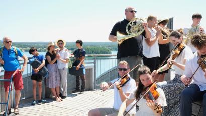 Bild: Hirsch
Das Prager „Pintjo Prague international Orchestra“ spielte auf der Plattform der Steinberger Erlebnisholzkugel für die Flashmob-Teilnehmer "Die Moldau" von Smetana.