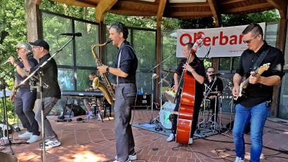 Bild: R. Kreuzer
Vollgas im Max-Reger-Park: „The Havlicek Brothers“ sorgen für Stimmung und Tanz. Sieben Musiker, ein Sound: seit 22 Jahren auf Rock’n’Roll-Mission.