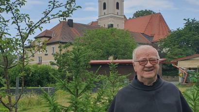 Bild: mas
Im Klostergarten St. Felix hat sich Bruder Czeslaw immer wohl gefühlt. Einen Birnbaum hat er aus dem Obstgarten seines Vaters in Polen mitgebracht und veredelt. Die Nadelbäume hat er ebenfalls selbst gepflanzt – sie dienen noch über Jahre als Vorrat für die alljährlich benötigten Christbäume.