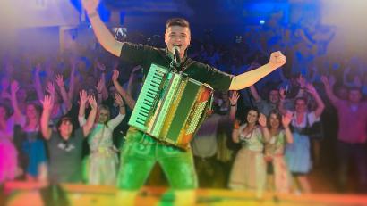 Bild: Marcel Benker
Nach dem Bieranstich am Donnerstag eröffnet Marcel Benker live das Rawetzer Volksfestl. Vier Tage lang herrscht dann Stimmung in der Rößlermühlstraße.