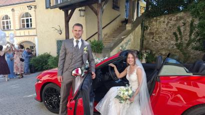 Bild: jua
Ein Autokorso, angeführt vom Brautpaar Verena Bähnk und Andreas Müller im roten Ford-Mustang-Cabrio, führte zur Traumhochzeit auf Schloss Guteneck.