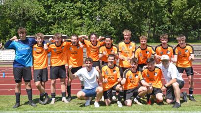 Bild: Gebert
Die B-Junioren der SG Tirscheneuth stehen als Meister der Kreisliga fest. Hinten von links:Valentino Gmeiner, Felix Gebhard, Tim Männer, Michael Riedel, Pascal Kabus, Omar Sukar, Julian Gründel, Lukas Gebert, Simon Waller und Max Benesch. Vorne von links: Trainer Manuel Waller, Simon Kistenpfennig, Max Ziegler, Timo Haberkorn und Assistenztrainer Thomas Koller.