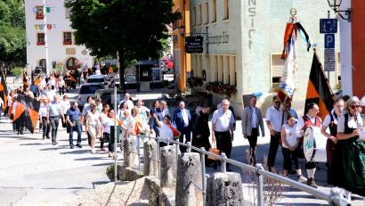 Bild: Georg Dürr
Überall leuchtete das Orange der Kolpingsfamilie: Der Festzug am Marktplatz in Kastl.