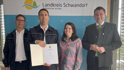 Bild: Laura Kohl/exb
Der neue Leiter der Psychosozialen Notfallversorgung im Landkreis Schwandorf: Markus Klein (Zweiter von links) erhielt die Ernennungsurkunde von Landrat Thomas Ebeling (rechts).