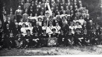 Bild: Feuerwehr Barnstein
Zum 60-Jährigen, im Jahr 1955, wurde die Fahne der Feuerwehr Bernstein geweiht. Noch heute nach 70 Jahren ist sie das Aushängeschild der Wehr.