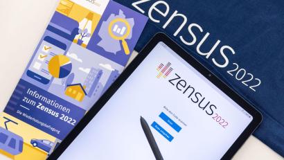 Archivbild: Daniel Karmann/dpa/Illustration
„Zensus 2022“ steht auf einem Tablet. Die Zahlen der "Mini-Volkszählung" haben Auswirkungen auf die Kommunalwahl im kommenden Jahr.