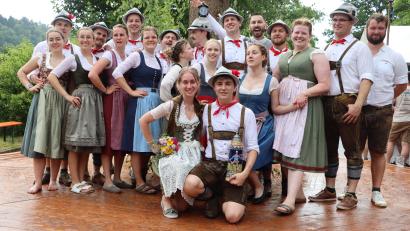 Bild: gru
Die Weißenberger Kirwapaare mit ihrem Oberkirwapaar Anna Grädler und Lenz Radl.