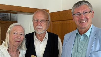 Bild: Stephan Huber
Bürgermeister Franz Badura (rechts) gratuliert Maria-Elisabeth und Johannes Lösche zur Diamantenen Hochzeit.