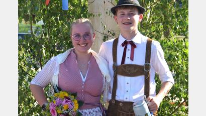 Bild: Norbert Weis [no] (nm.weis@t-online.de)
Das neue Oberkirwapaar der Vitus-Kirwa in Illschwang: Salinda Sperber und Maximilian Luber.