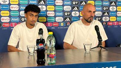 Bild: Christian Kunz/dpa
Trainer Antonio Di Salvo (rechts) und Nathaniel Brown bei einer Pressekonferenz bei der U21-EM in der Slowakei. beide gaben unterschiedliche Bezugspunkte zur Oberpfalz.