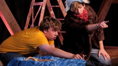 Bild: Florian Wein/exb
Daniel Adler und Erasmus Gerhards spielen über 20 Rollen in "Käpten Knitterbart und seine Bande".