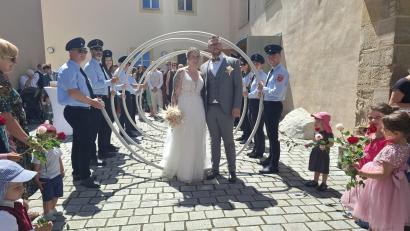 Bild: jua
Marko Süß und Nathalie Danner heirateten in Nabburg. Spalier standen die Feuerwehr Neusath und Kindergartenkinder aus Wernberg.