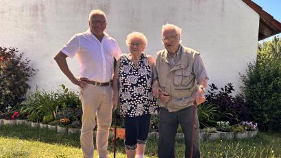 Bild: jma
2. Bürgermeister Norbert Gradl (links) gratuliert Anna und Johann Lauber zur Eisernen Hochzeit.