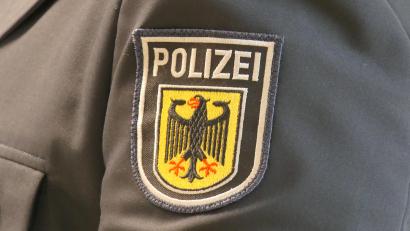 Bild: Bundespolizei
Ein ehrlicher Finder bringt einen Geldbeutel mit fast 3.000 Euro zur Polizei zurück.