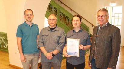 Bild: Stadt Tirschenreuth/Mirko Streich
Bürgermeister Franz Stahl, IT-Leiter der Stadt Tirschenreuth Christian Pößl, Landkreis-Service-Center-Informationssicherheitsbeauftragter der Gemeinden Peter Süß sowie Datenschutzbeauftragter der Stadt Tirschenreuth Nico Wiesend (von rechts) freuen sich über das Siegel.