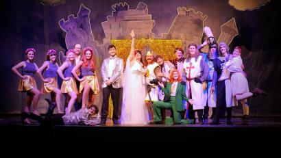 Bild: Maximilian Hegner
Das Ensemble von „Spamalot“ auf der Bühne.