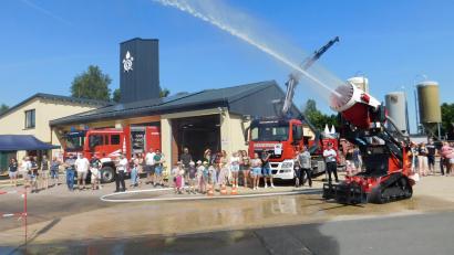 Bild: whü
Beim Tag der offenen Tür der Feuerwehr Speichersdorf wurde auch der Löschroboter Aircore TAF 35 präsentiert.