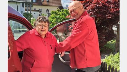 Bild: GeHiH e. V. 
Heinz Biersack engagiert sich im Verein "Gemeinschaft Generationen Hand in Hand" und hilft Roswitha Witzl aus dem Auto, die ebenfalls Vereinsmitglied ist. In 70 bis 80 Prozent der Hilfseinsätze des Vereins geht es um Fahrten, zum Beispiel zum Arzt.