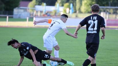 Bild: Dieter Jäschke
Gebenbach Kapitän Patrick Hofmann (Mitte) im Zweikampf mit FC-Neuzugang Muhammadjon Komilov.(links).