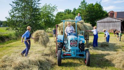 Bild: Hans Walter
Wie früher: Traditionelle Heuernte in Senkendorf – und der 91-jährige Ludwig Frank auf dem alten Eicher-Traktor gibt den Takt vor.