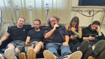 Bild: wru
"The Grunge" spielt auf dem Sulzbach-Rosenberger Altstadtfest. Stephan an der Gitarre (von links), Jani (Percussion), Winni Wonder (Vocals), Steffi (Bass) und Monsen (GItarre) machen eine Mischung aus Grunge und Akustik.