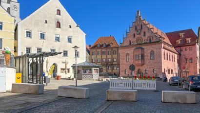 Archivbild: Petra Hartl
Im März kamen die Betonpoller zum ersten Mal zum Einsatz, um die Rosenmontagsparty am Luitpoldplatz abzusichern. Nun werden damit beim Altstadtfest alle Zufahrten zur Festmeile blockiert.