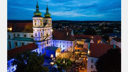 Bild: Drone-Pics.de/Stadt Waldsassen/exb
Das Europa-Open-Air findet von Freitag, 27. Juni, bis Sonntag, 29. Juni, vor der Stiftsbasilika Waldsassen statt.