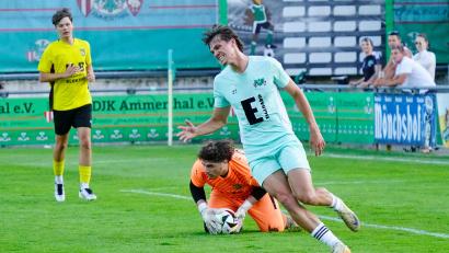 Bild: ref
Ammerthals Jan-Luis Knisch kommt zu spät. Ambergs Keeper Vislan Lalayev hat den Ball in dieser Szene sicher.
