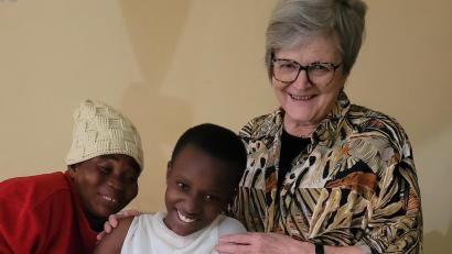 Archivbild: Rummelsberger Diakonie/exb
Zum 25-jährigen Bestehen der Aktion Feuerkinder ist ein Bildband erschienen, der die Entwicklung des Hilfsprojekts dokumentiert. Im Bild Dr. Annemarie Schraml zusammen mit der jungen Patientin Belinda und deren Mutter.
