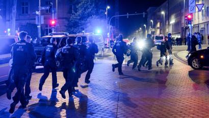 Archivbild: Daniel Vogl/dpa
Mehrere Polizisten sind während eines Einsatzes in Schweinfurt unterwegs.