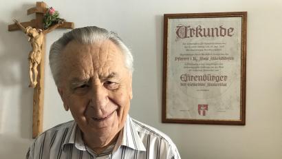 Bild: mma
Alois Albersdörfer, ein "Pfarrer in Reichweite". Der Ehrenbürger von Ammerthal feiert am 29. Juni sein Eisernes Priesterjubiläum.