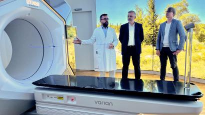Bild: Gabi Schönberger
Das Klinikum Weiden hat eines der fortschrittlichsten Geräte zur Präzisionsbestrahlung bösartiger Tumore in Betrieb genommen. Chefarzt Dr. Bernd Gagel (von links), KNO-Vorstand Michael Hofmann und Stephan Schumacher, Geschäftsführer des MVZ, stellen die Technik bei einem Pressetermin vor.