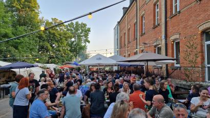 Bild: Tobias Gräf
Hunderte Gäste drängten an den drei Kirwatagen auf das vergleichsweise kleine, aber charmante Pfadfinder-Vereinsfest: Vor allem in den Abendstunden war es am Kirwaplatz hinter dem Kolping-Josefshaus rappelvoll.