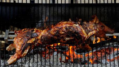 Symbolbild: Daniel Maurer/dpa
Für viele eine echte Spezialität: Spanferkel vom Grill gibt es wieder von der Historischen Gruppe Stiber-Fähnlein Auf der Schanze.