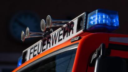 Symbolbild: Marijan Murat/dpa
Ein leerstehendes Firmengebäude in Fichtelberg steht in Vollbrand.