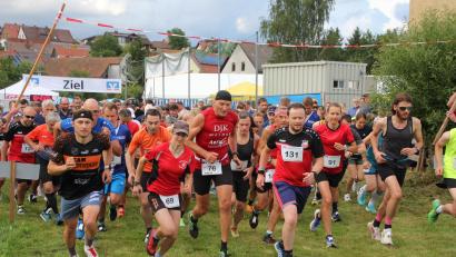Archivbild: kro
Der Hauptlauf beim 26. Waldnaabtal-Crosslauf, ein 8,2 Kilometer langer Lauf durch das Waldnaabtal, startet um 18.40 Uhr. Unser Bild zeigt den Start vom vergangenen Jahr.