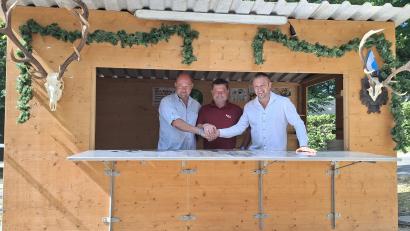Bild: Hirsch
Handschlag auf den neuen Festwirt im Zelt von Bischofshof (von links): Festwirt Georg Schmidt, Wolfgang Böhm von der Brauerei Bischofshof und der neue Festwirt Wolfgang Hirsch.
