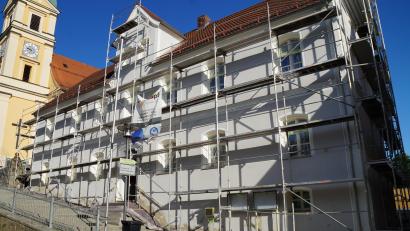 Bild: wel
Die Fassade des Teunzer Gemeindehauses braucht eine Sanierung. Beim Zahlenwerk des Haushalts für 2024 steht die Kommune aber gut da.