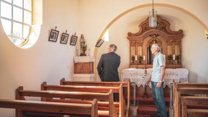 Bild: Michael Golinski, Stadt Amberg
Die Kreuzwegbilder in der Herz-Jesu-Kapelle im Amberger Ortsteil Fuchsstein wurden restauriert. Oberbürgermeister Michael Cerny und Georg Strobl besichtigten die fertigen Arbeiten.