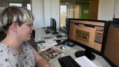 Bild: ama
Volontärin Eva Kreuzer ist jetzt zeitweise Teil der Sportredaktion. Um nicht noch einmal zu verwechseln, welcher Verein in welcher Liga spielt, hat sie sich eine Liste geschrieben. Die DJK Gebenbach spielt übrigens in der Bayernliga!