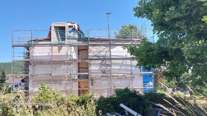 Bild: mfh
Jahrelang Stein des Anstoßes war die Baustelle Seniorenresidenz. Jetzt stellte der Eigentümer einen Antrag auf Abriss, für den das gemeindliche Einvernehmen bei der Gemeinderatssitzung einstimmig befürwortet wurde.