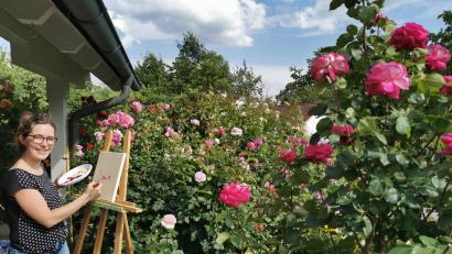Bild: Portner
Künstlerin Katharina Gierlach nutzt den Aufenthalt in Winklarn für ein Rosenbild in Mamas Garten. Der aufkommende Wind lässt dafür nur ein kurzes Zeitfenster.