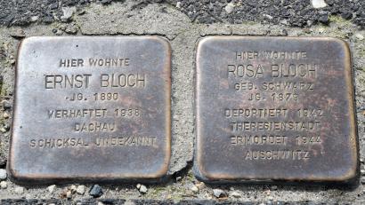 Symbolbild: Petra Hartl
Stolpersteine wie diese hier (in Amberg) wurden in Marktredwitz mit schwarzer Farbe bemalt. Die Polizei sucht Zeugen.