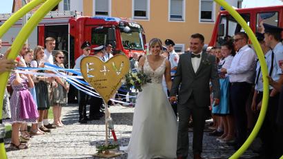 Bild: mrr
Das Spalier bildeten viele Freunde, Vereinskameraden und die Familie am Riedener Rathaus für Vera Preischl und Elias Hollweck