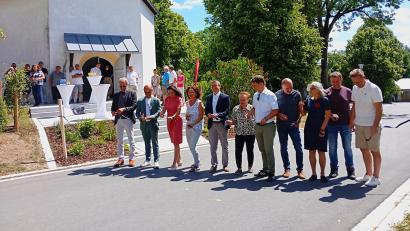 Bild: fpoz
Der neue Obere Dorfplatz wurde am Mittwoch im Beisein zahlreicher Ehrengäste offiziell freigeben