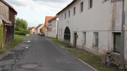 Bild: kro
Als eines der nächsten Projekte in der Marktgemeinde Mähring soll die Binger Straße (Bild) saniert werden.